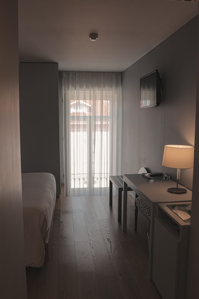 Available room thumbnail 6
