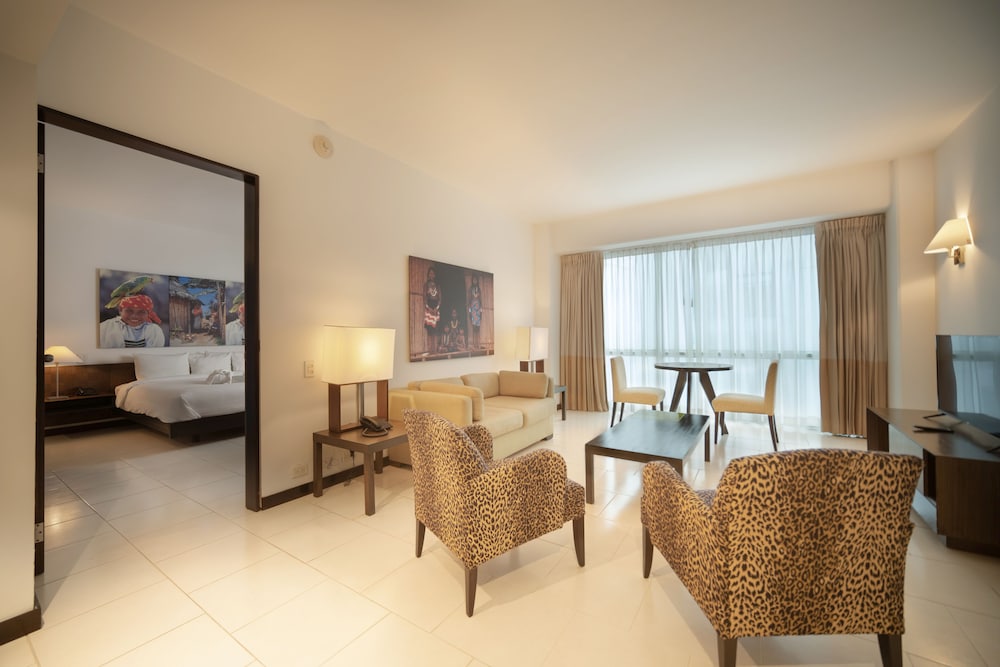 Junior Suite, 1 King Bed - Photo 1