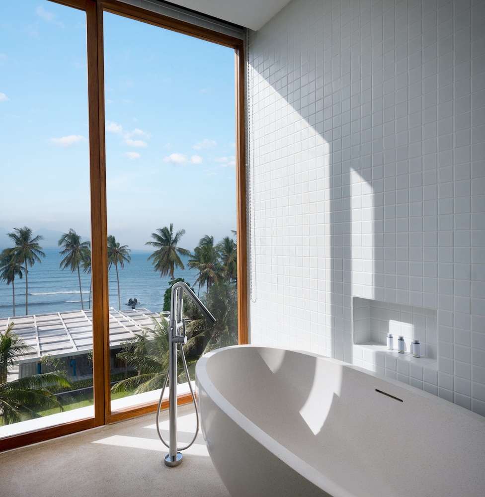 Suite, 1 King Bed, Ocean View photo 2