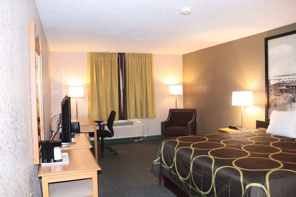 Room, 1 King Bed, Non Smoking, Refrigerator & Microwave - Photo 2