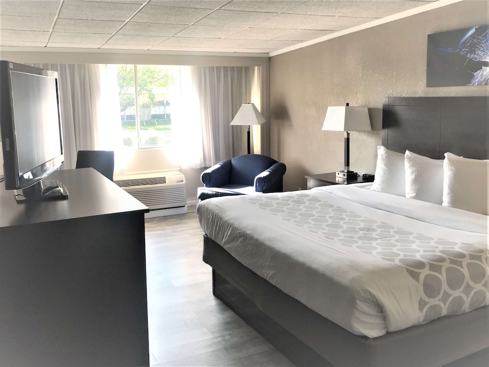 Standard Room, 1 King Bed, Non Smoking, Refrigerator & Microwave photo 1