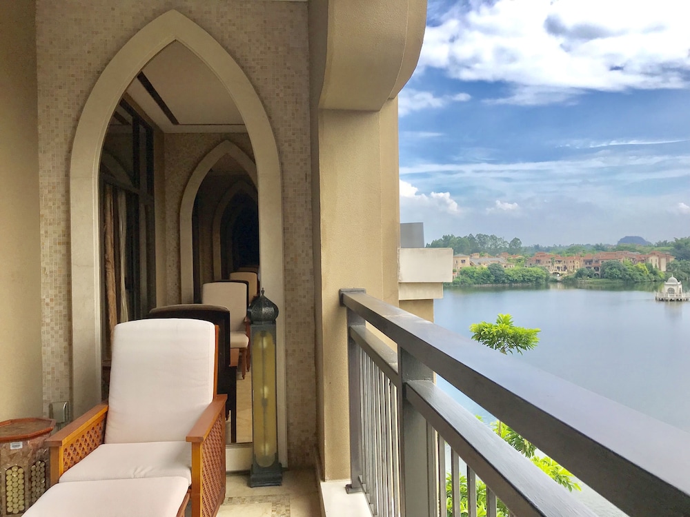 Deluxe Suite, 1 King Bed, Balcony - Photo 3