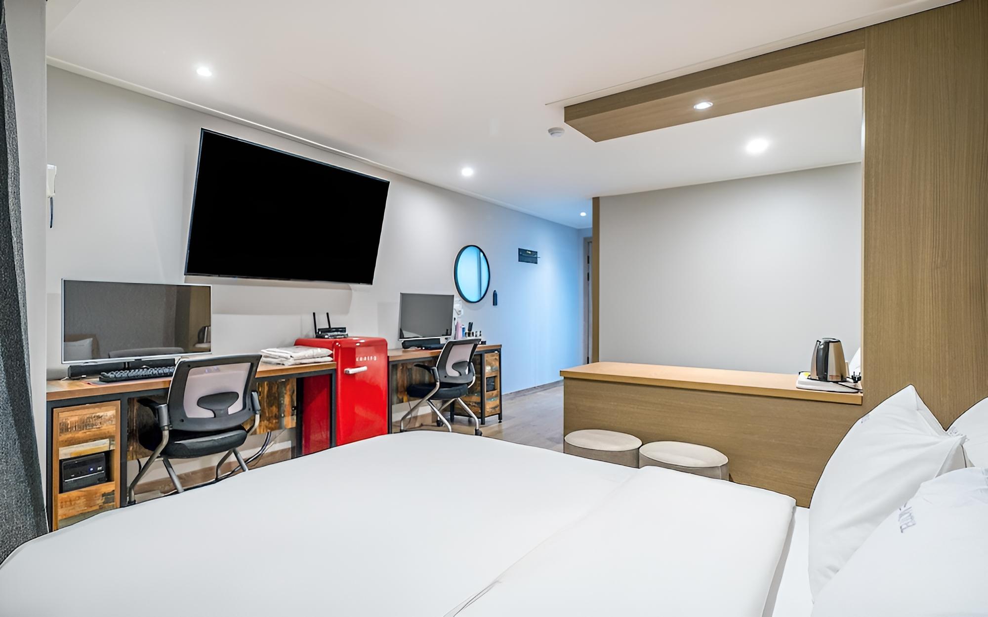 Room (Premium Twin - Gaming 2PC (OTT TV)) photo 2