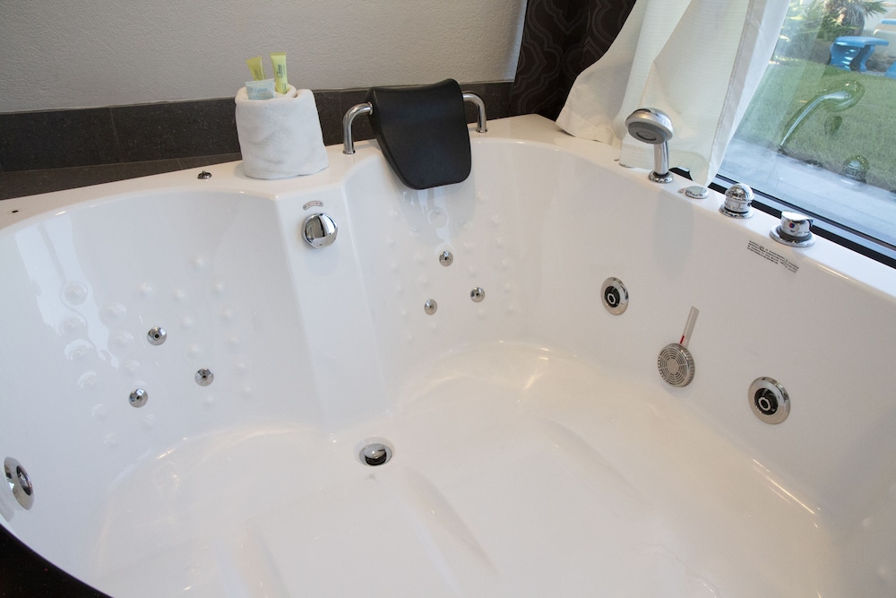 1 King Bed, Jetted Tub, Oceanfront - Photo 4