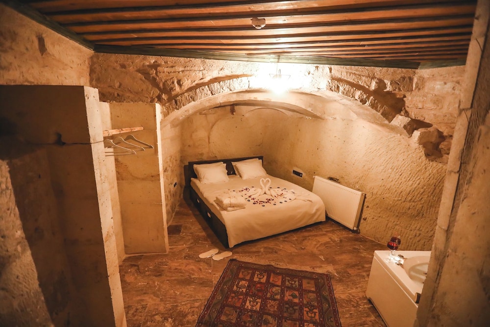 Naz Jacuzzi Deluxe Room - Photo 7