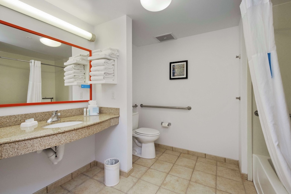 Room, 2 Queen Beds, Accessible, Bathtub thumbnail 6