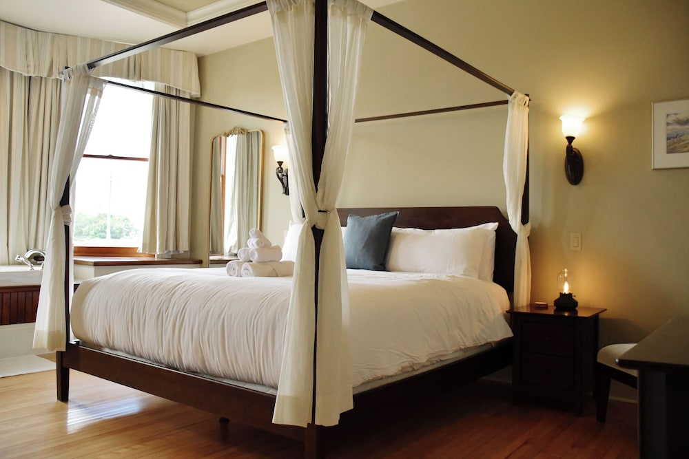 Signature Room, 1 King Bed, Bathtub