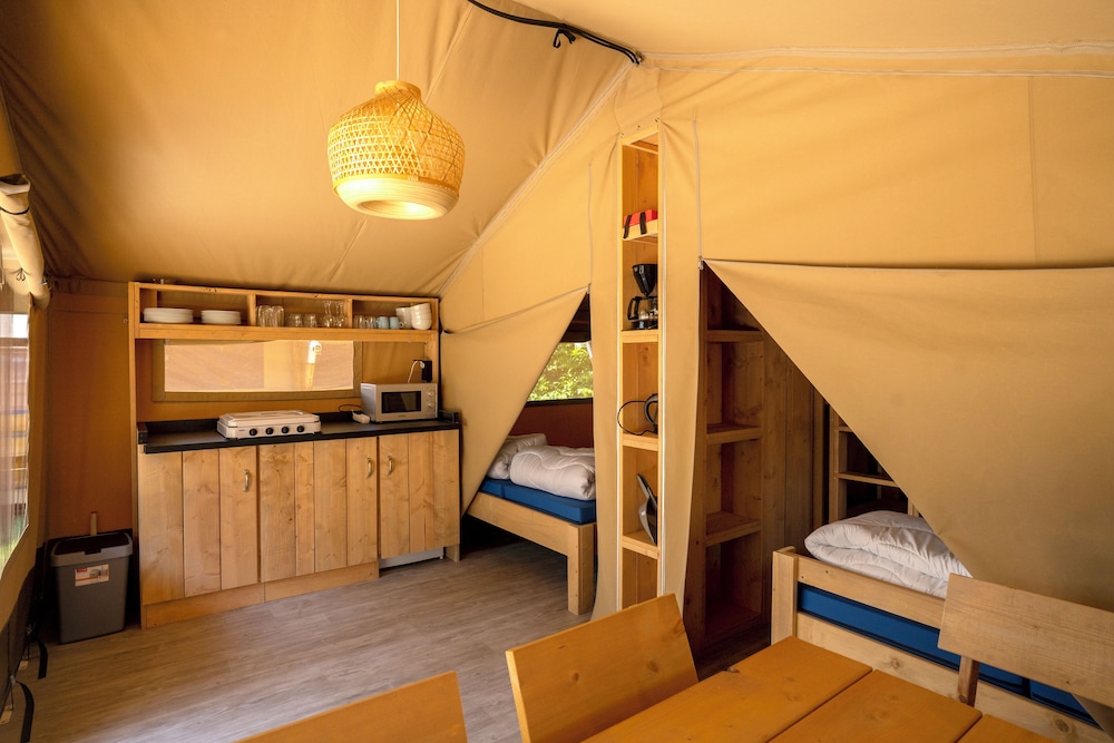 Tent (Safari (Rouget)) photo 2