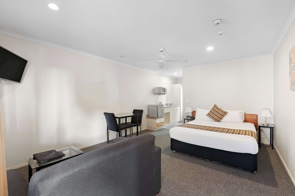Deluxe Studio, 1 Queen Bed, Non Smoking, Kitchenette