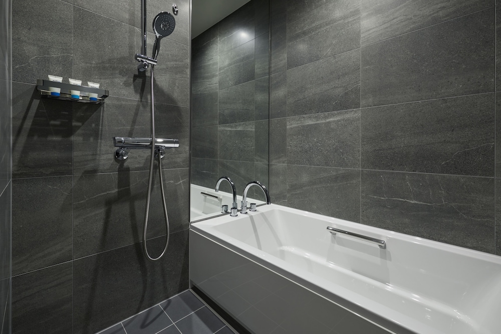 Suite, Multiple Beds, Kitchen - Photo 5