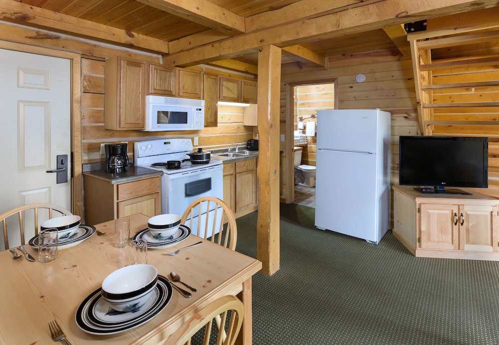 2 Queen Loft Cabin, Kitchen