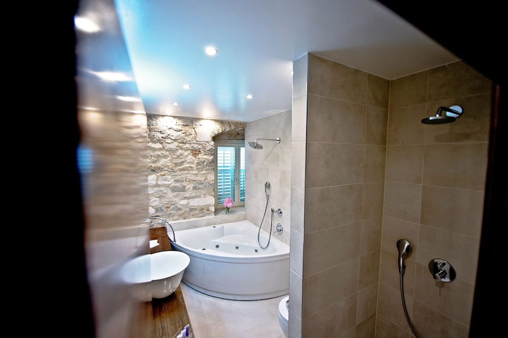Deluxe Double or Twin Room - Photo 23
