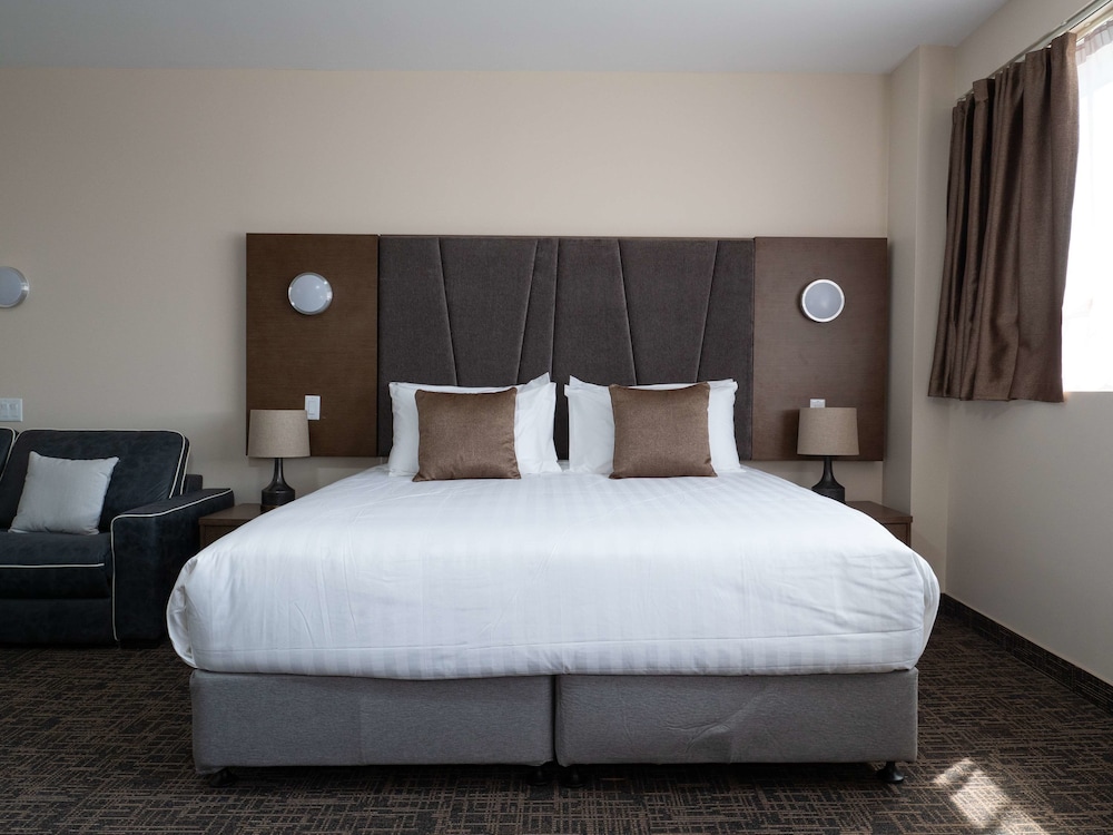 Suite, 1 King Bed, Non Smoking, Kitchen (with Sofabed, Full Kitchen) - Photo 4