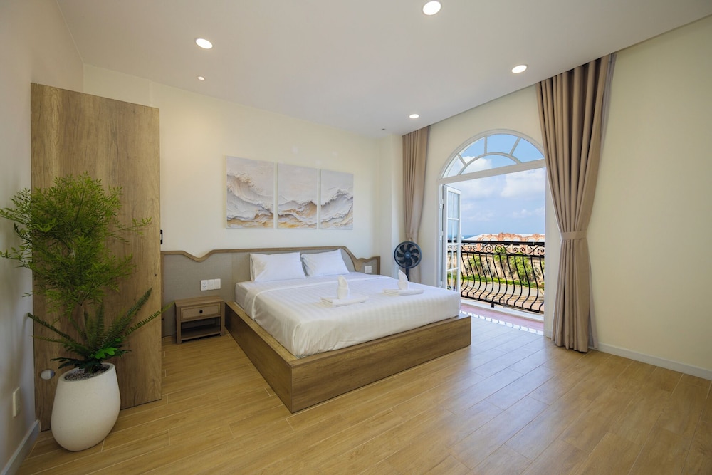 Deluxe Room, Balcony, Beach View