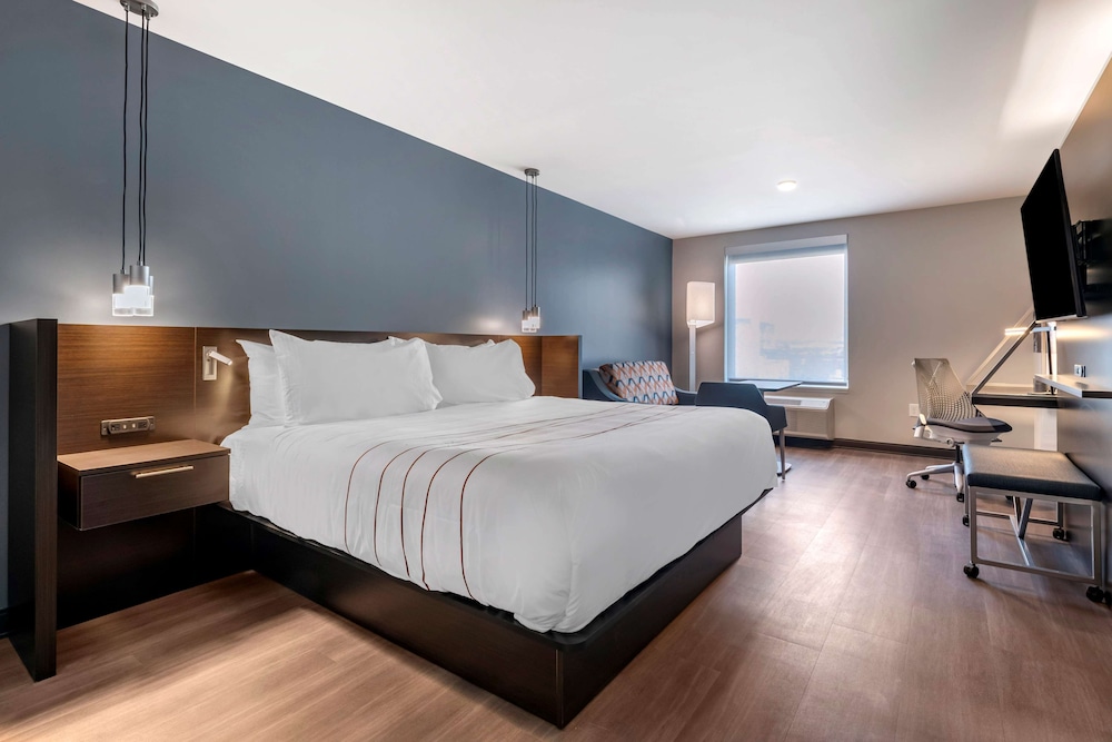 Standard Room, 1 King Bed, Non Smoking, Refrigerator (Larger Room) - Photo 1