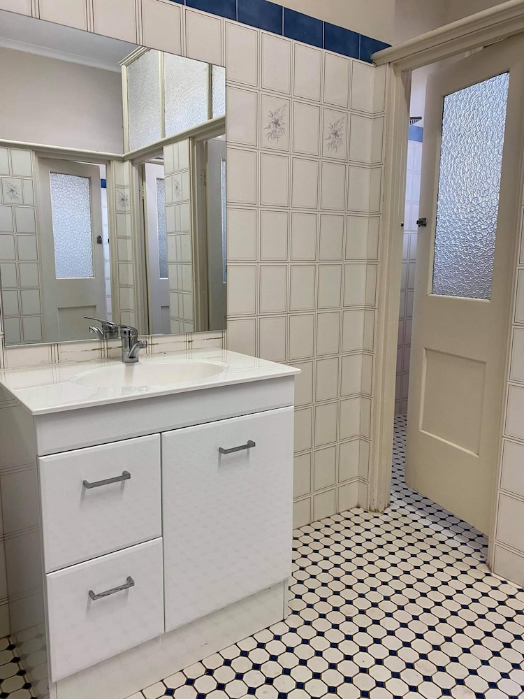 Large Superior Twin, Shared Bathroom photo 3