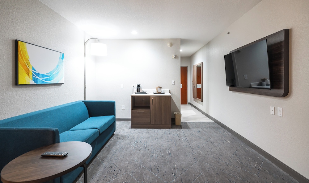 Suite, 1 King Bed, Accessible (Mobility, Accessible Tub) - Photo 4