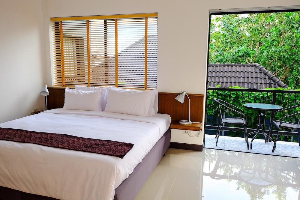 Deluxe Double Room, 1 King Bed, Non Smoking, Hill View photo 3