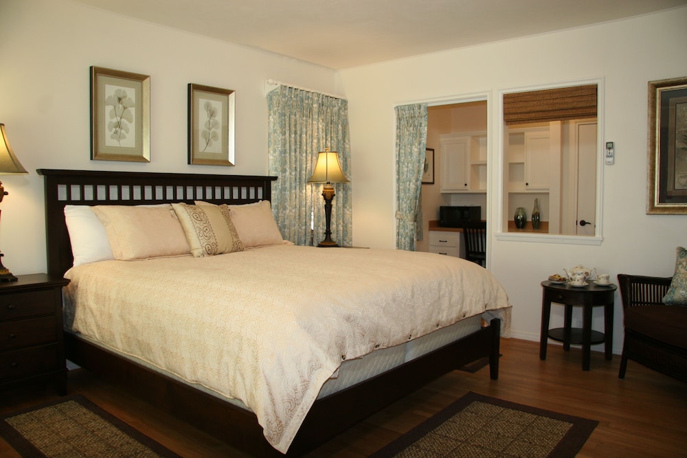 Room, 1 King Bed (Adyar Sunrise; No Television) photo 2