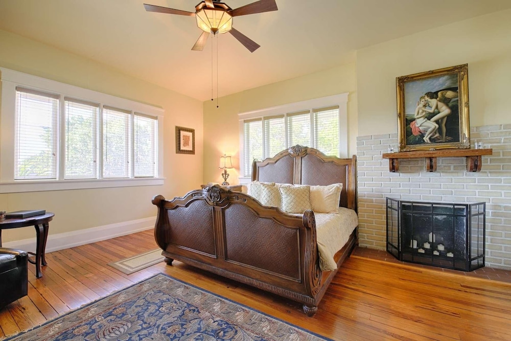 House, Multiple Beds (417 Mansion) photo 1