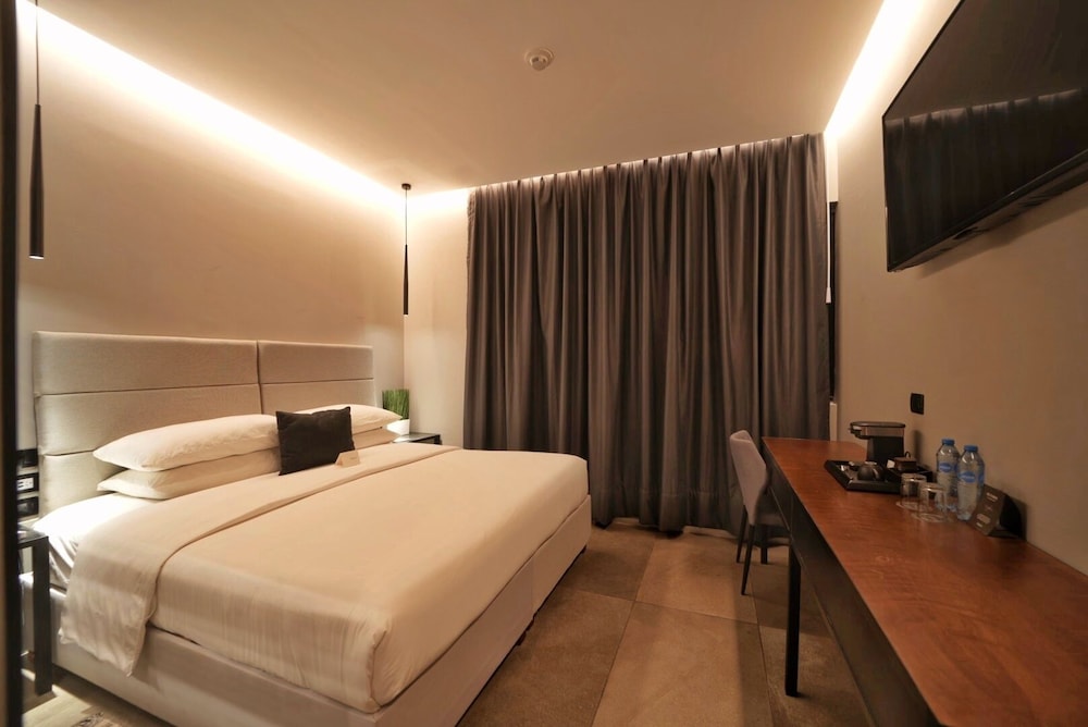 Standard Room, 1 King Bed - Photo 7
