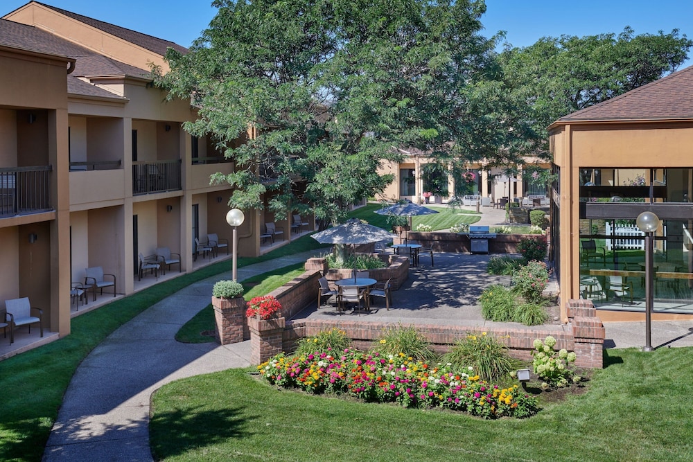 Suite, 1 Bedroom, Courtyard View - Photo 6