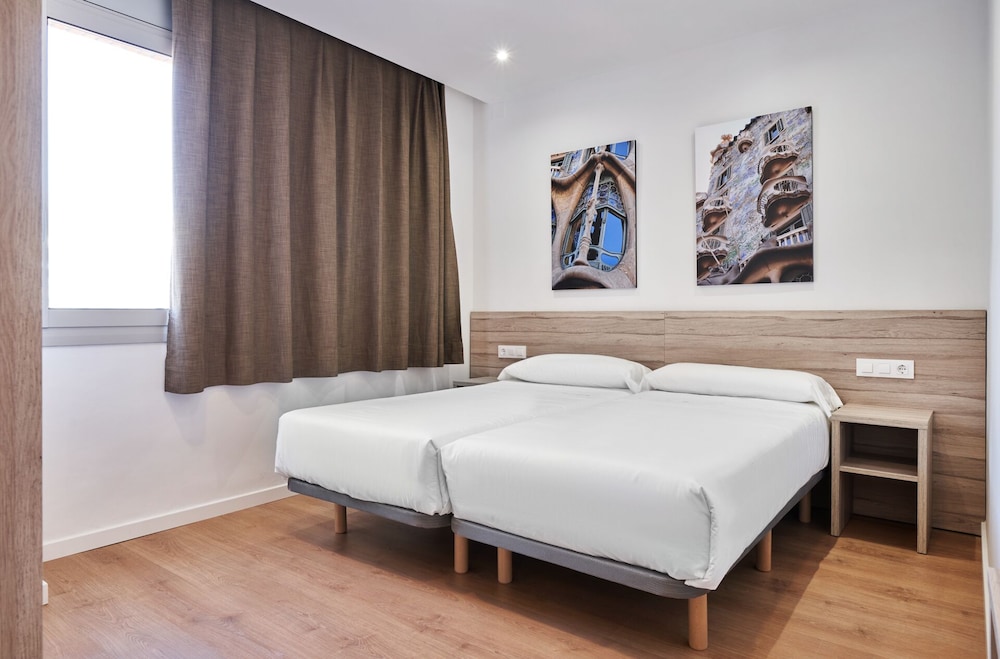 Apartamento Comfort, Múltiples Camas, No Fumadores, con Vista a la Ciudad (2-4 PAX con Balcón)