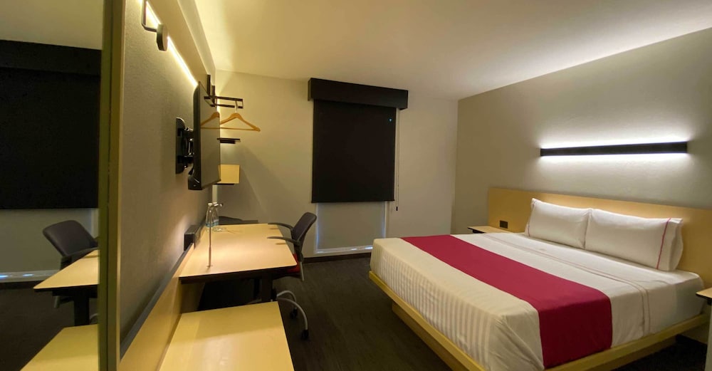 Standard Room, 1 Queen Bed, Non Smoking - Photo 1