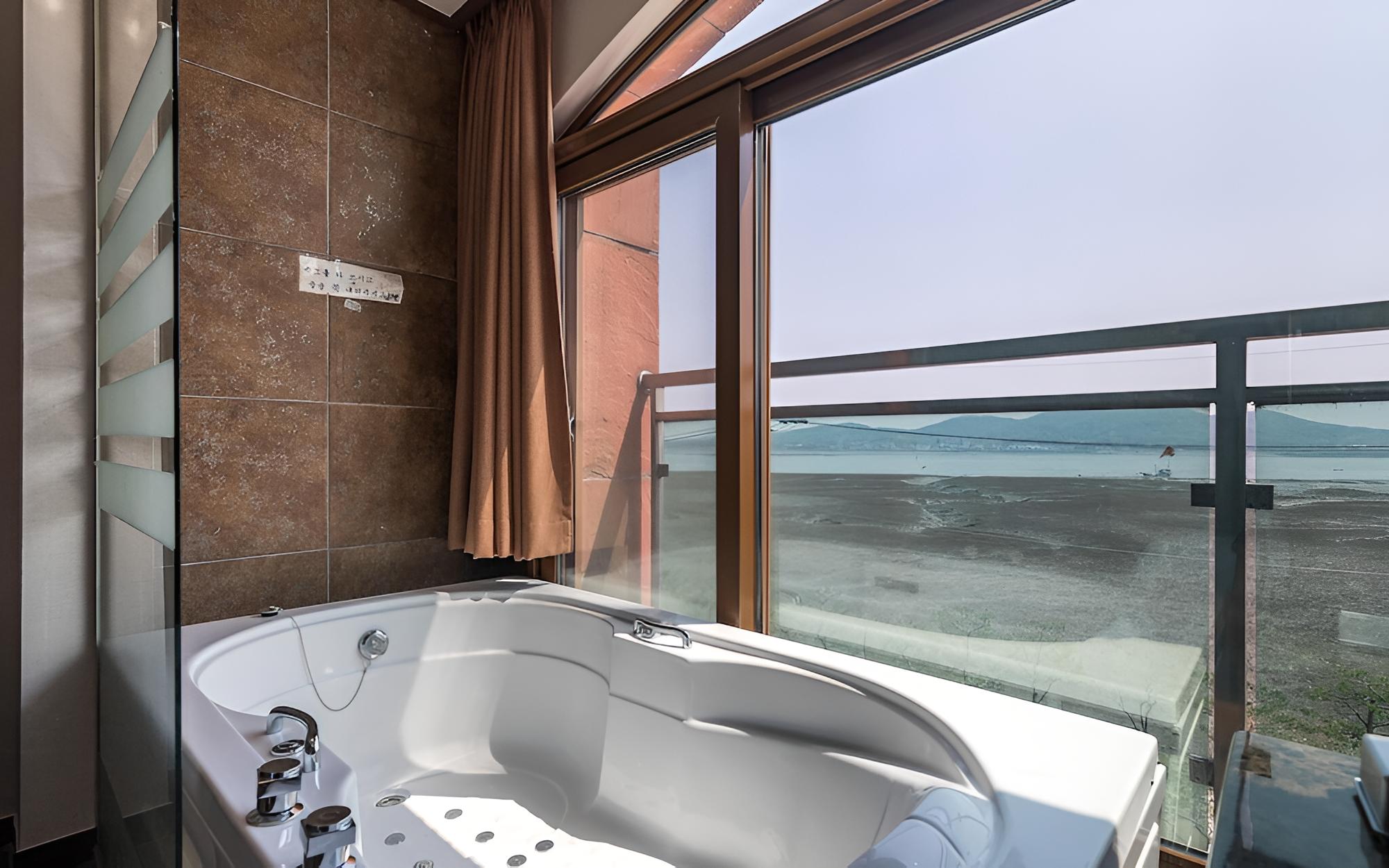 Room (VIP room (Netflix spa bath)) - Photo 11