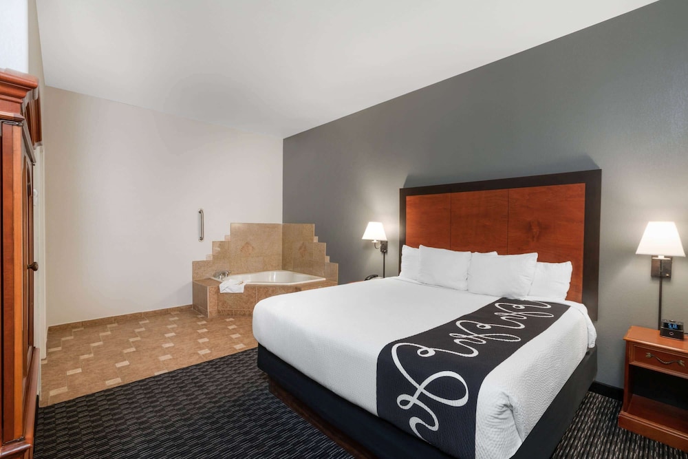 Deluxe Suite, 1 King Bed, Non Smoking, Hot Tub (Deluxe Family Suite) - Photo 1
