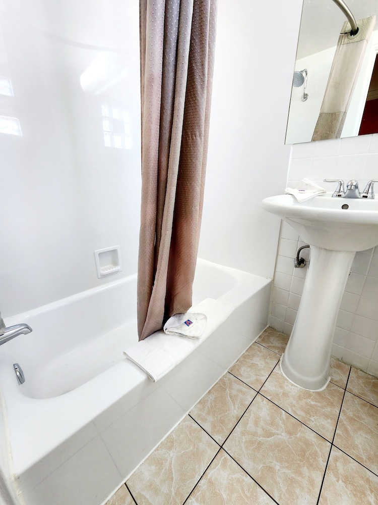 Standard Room, 1 King Bed, Non Smoking, Refrigerator & Microwave - Photo 8