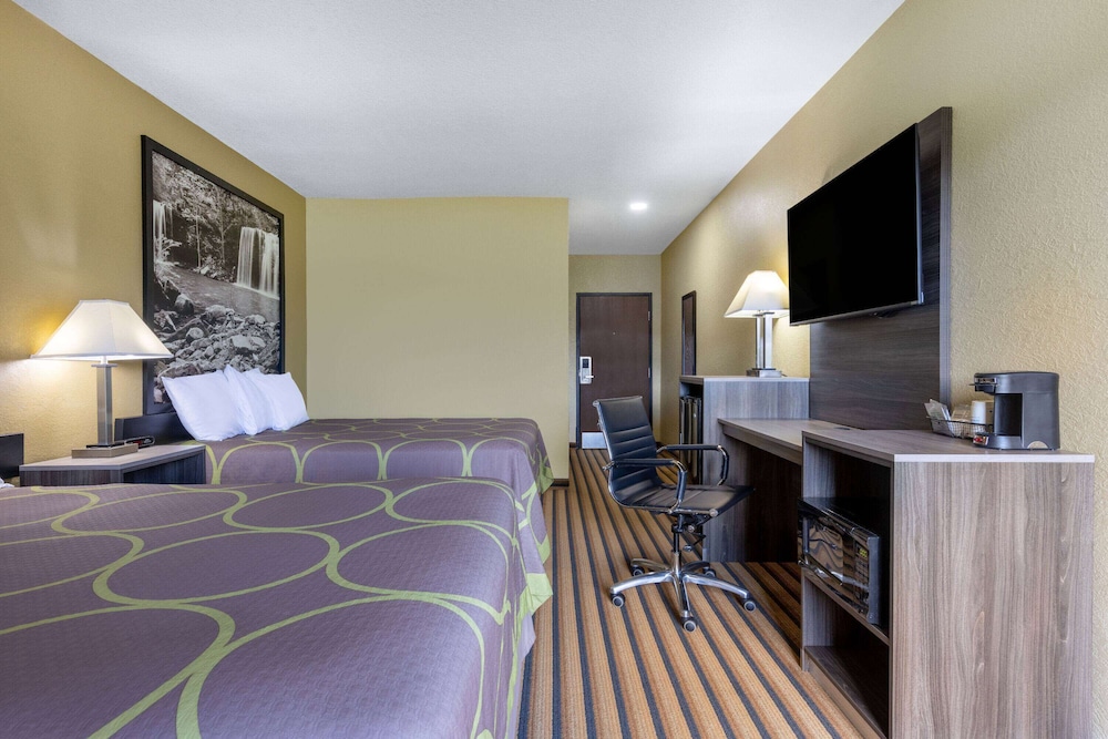 Room, 2 Queen Beds, Non Smoking (Upgraded) - Photo 2