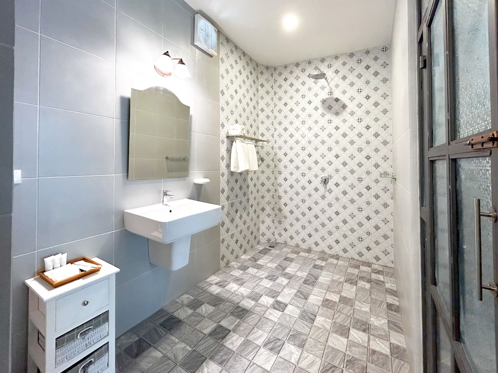 Executive Suite - Photo 7