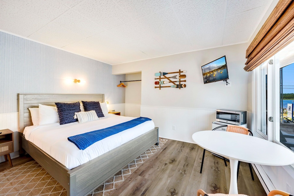 Standard Room, Partial Lake View photo 1