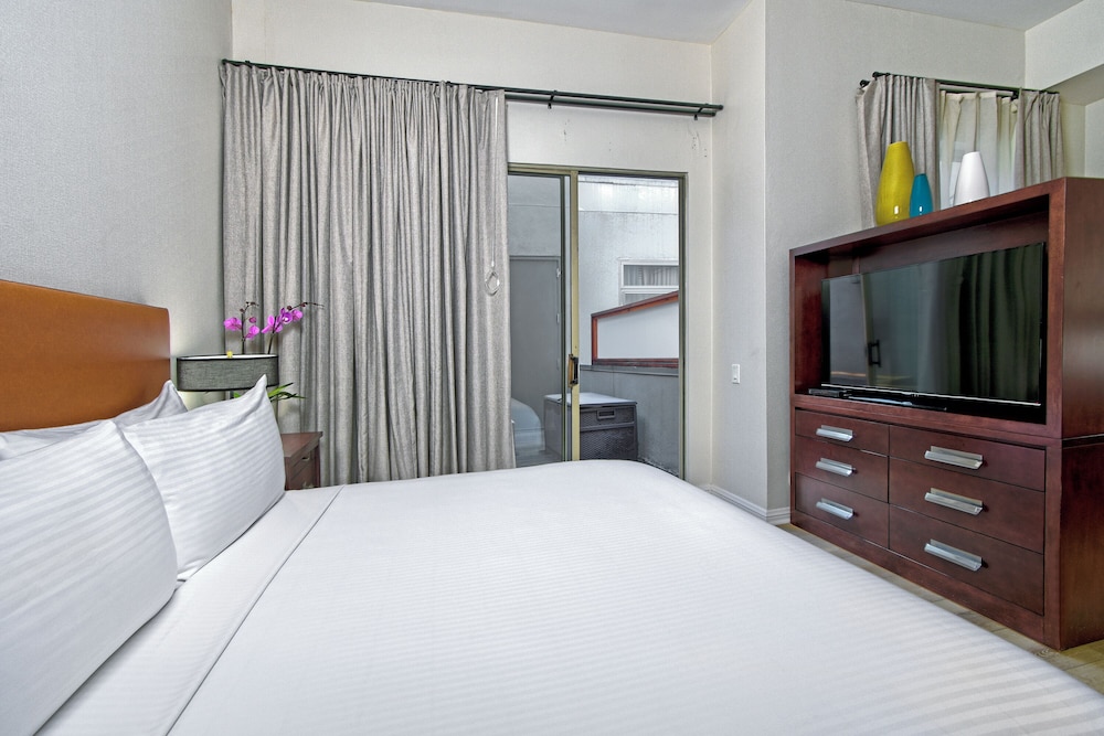 Executive Suite, 1 King Bed with Sofa bed, Patio (Executive Suite-King & pullout sofa) photo 2