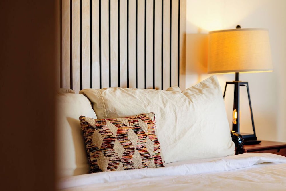 Comfort Room, 1 King Bed photo 2