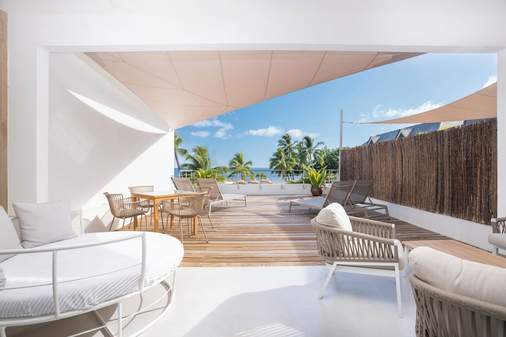 Upper Floor 1-bedroom suite with Solarium