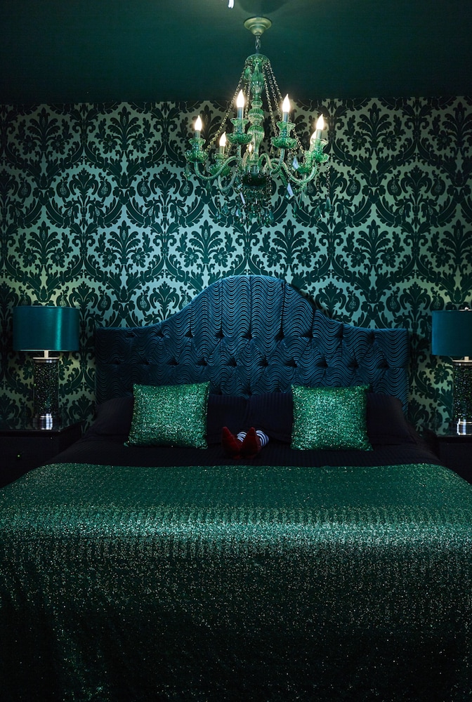 The Wizard's Emeralds photo 2