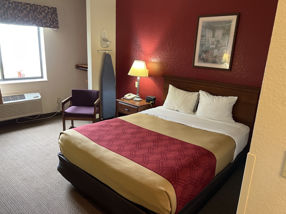Basic Room 1 Queen Bed (Accessible) - Photo 1