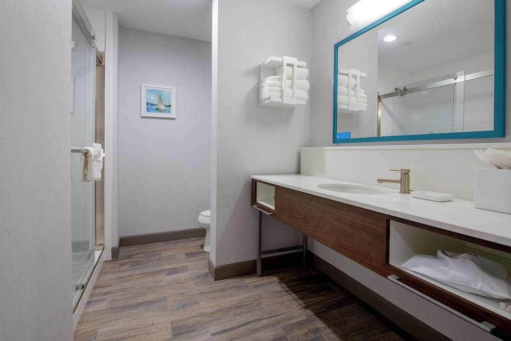 Room, 1 King Bed, Accessible, Refrigerator & Microwave - Photo 4