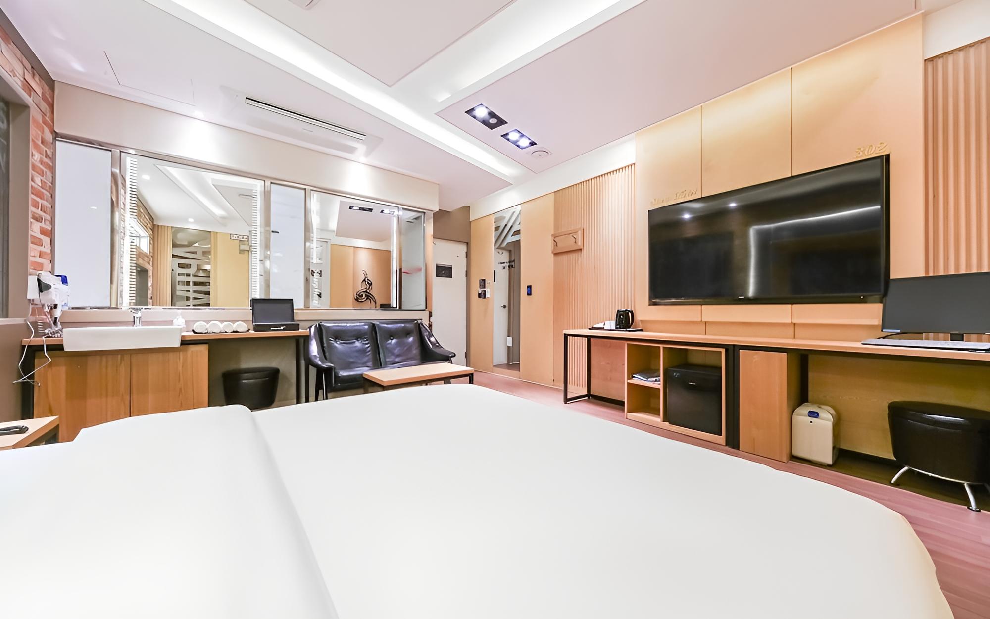 Room (Standard-Outdoor Parking Lot/Luxury B) - Photo 6