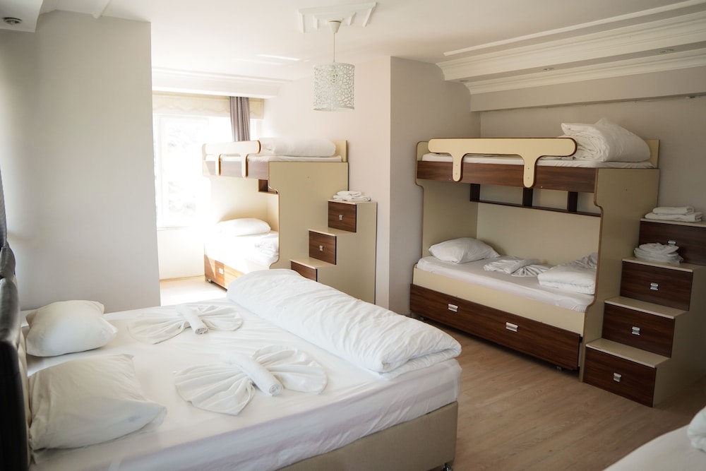 Basic Single Room, 6 Bedrooms, Smoking, Sea View