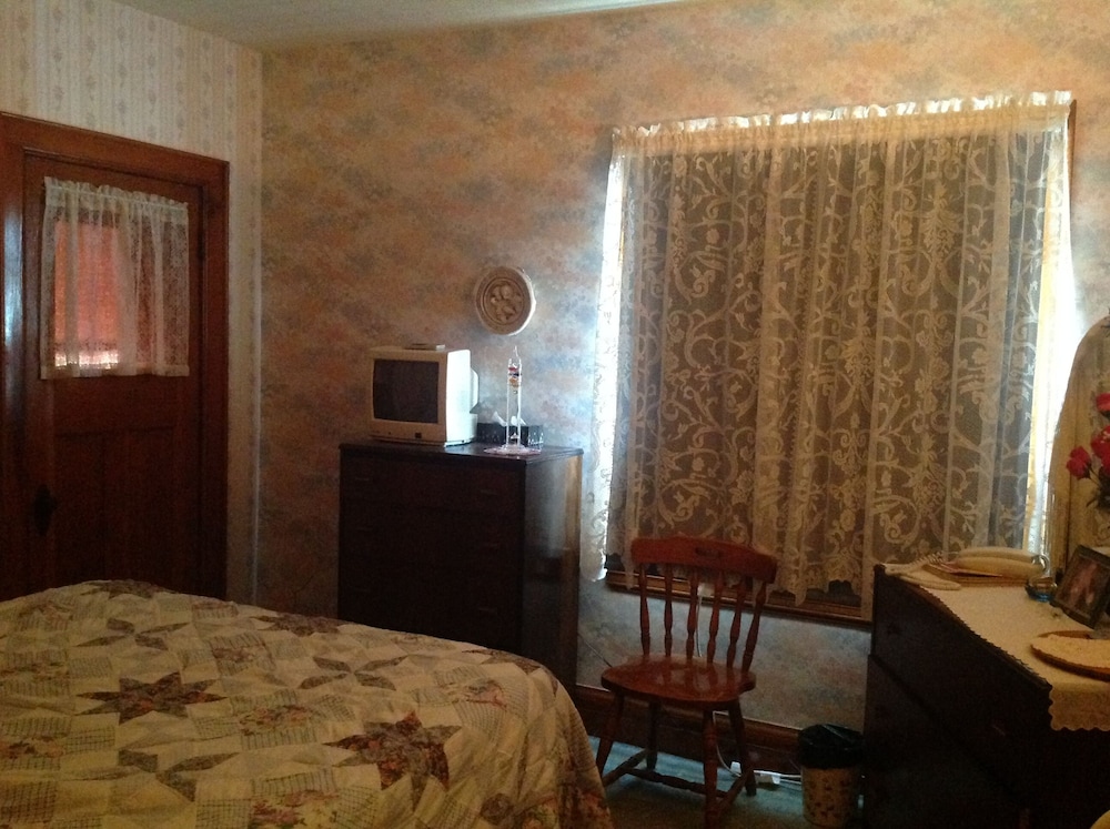 Queen Room, Shared Bath photo 2