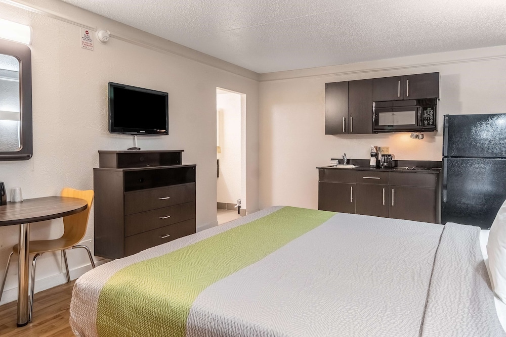 Standard Room, 1 King Bed, Non Smoking - Photo 3