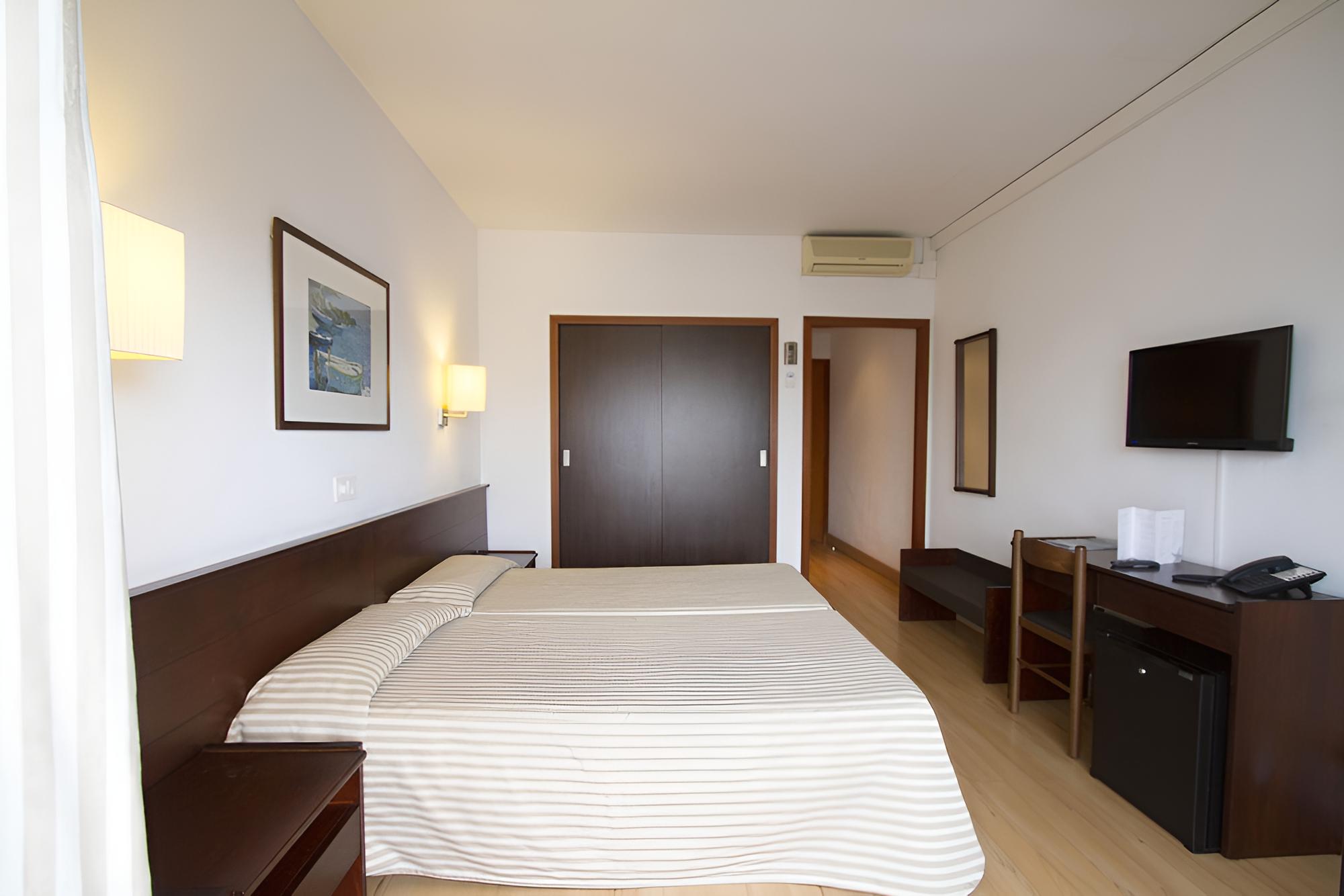 Triple Room (2 adultos 1 niño)