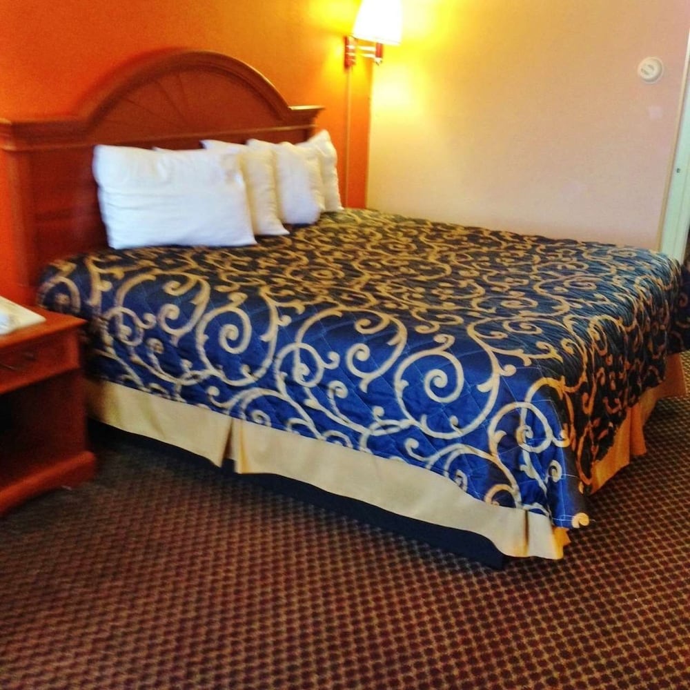 Room, 1 King Bed, Smoking - Photo 1