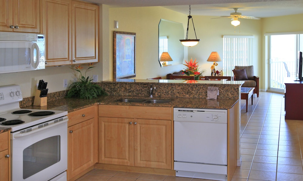 Suite, 2 Bedrooms (Side Gulf view with angled balcony) - Photo 3