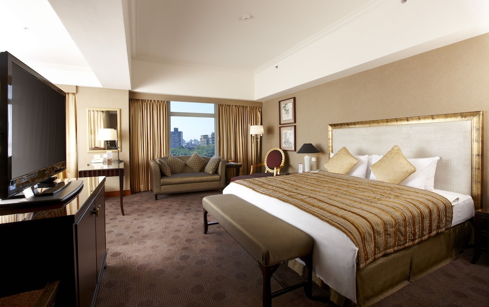 Superior Room, 1 King Bed, Corner - Photo 2