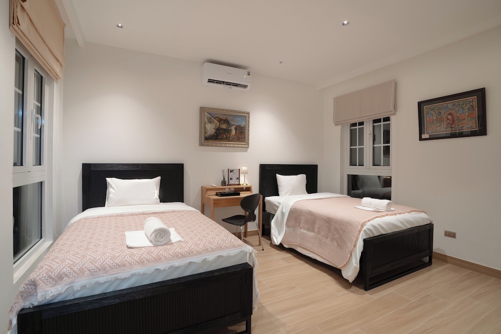 Twin Room with Pool View photo 2