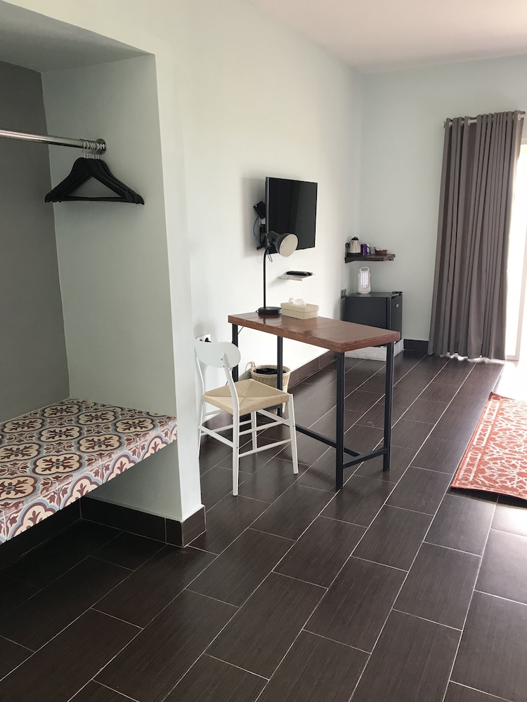 Deluxe Room, 1 King Bed, Balcony, Mountain View photo 3